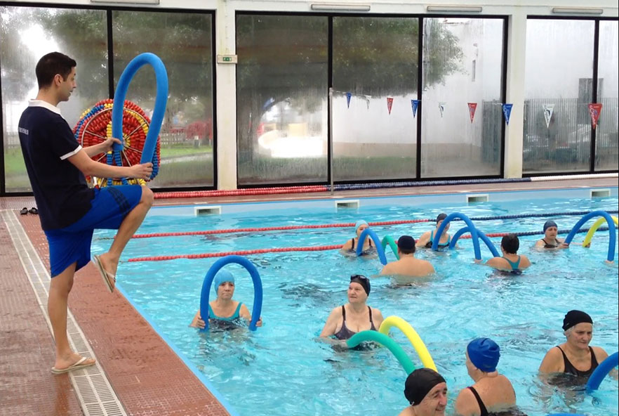 Seorang fisioterapis yang memimpin kelas olahraga air