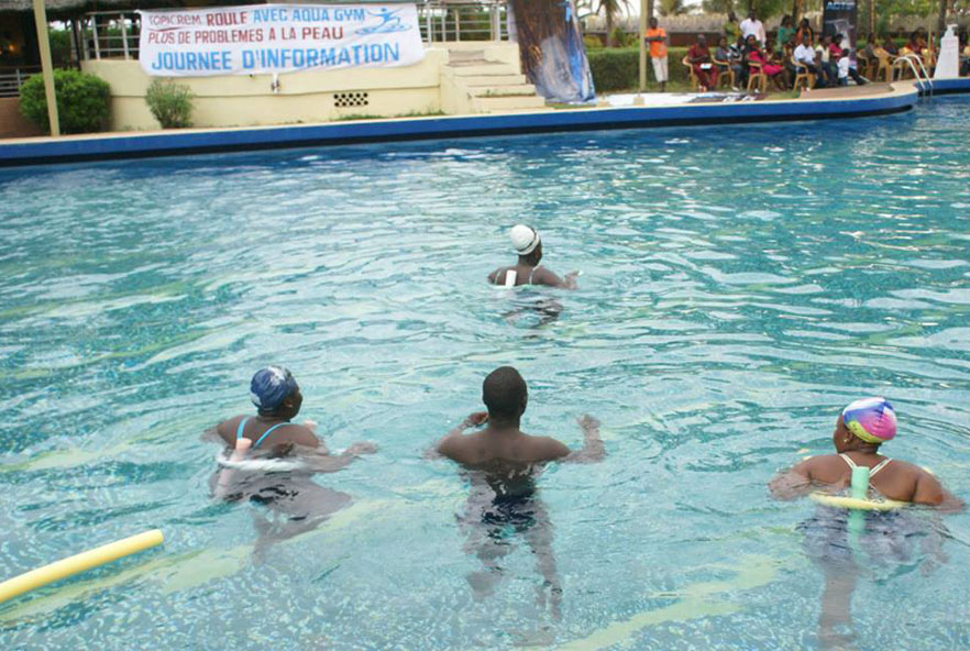 Nadadores en una piscina