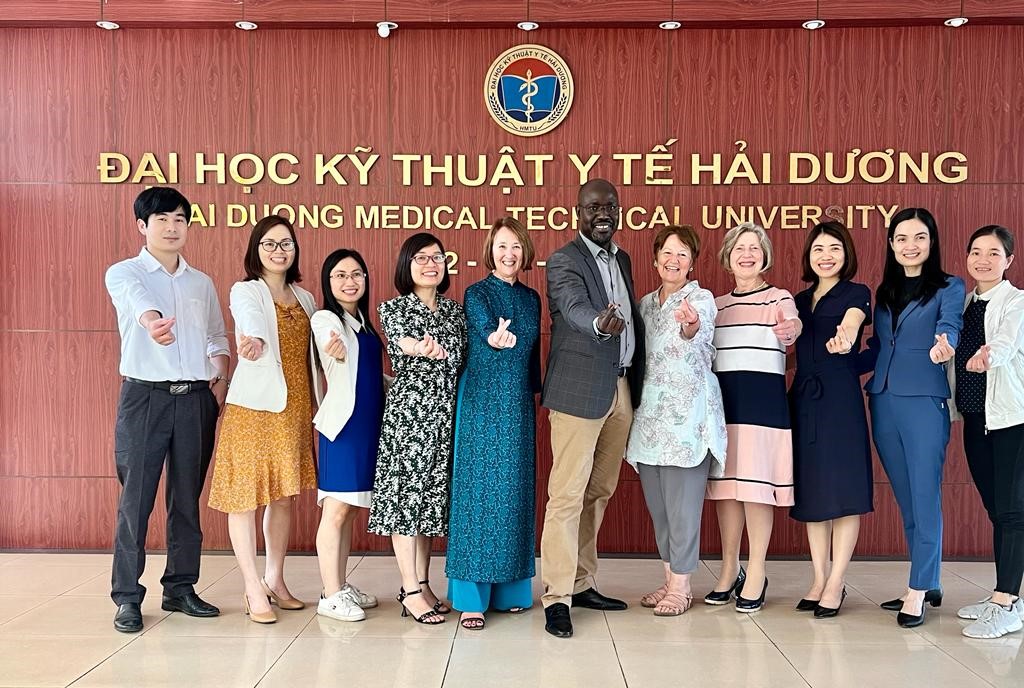 Staf Fisioterapi Dunia dan anggota tim proyek di Vietnam