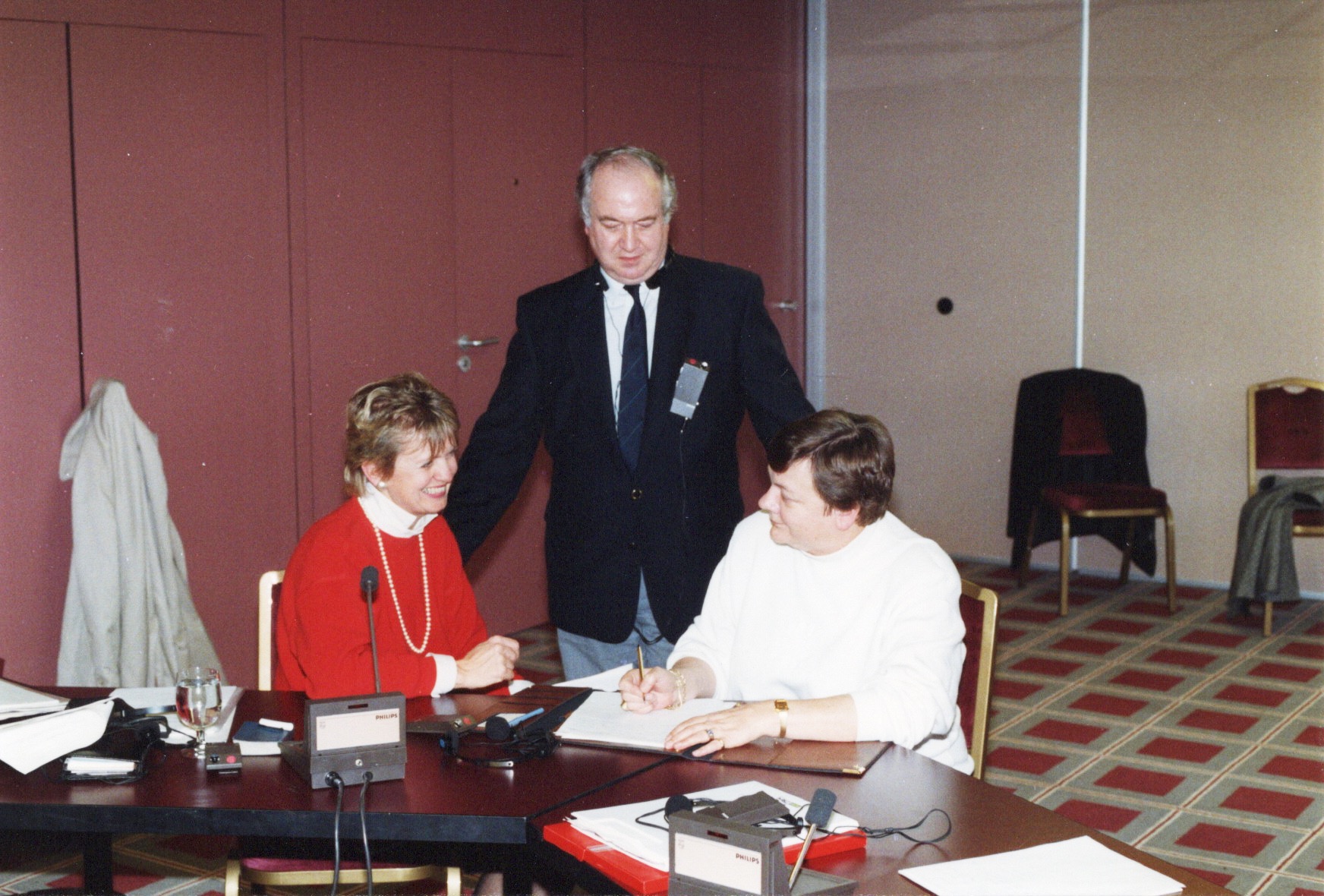 1990 年にヨーロッパ地域の最初の会議でデビッド ティーガー