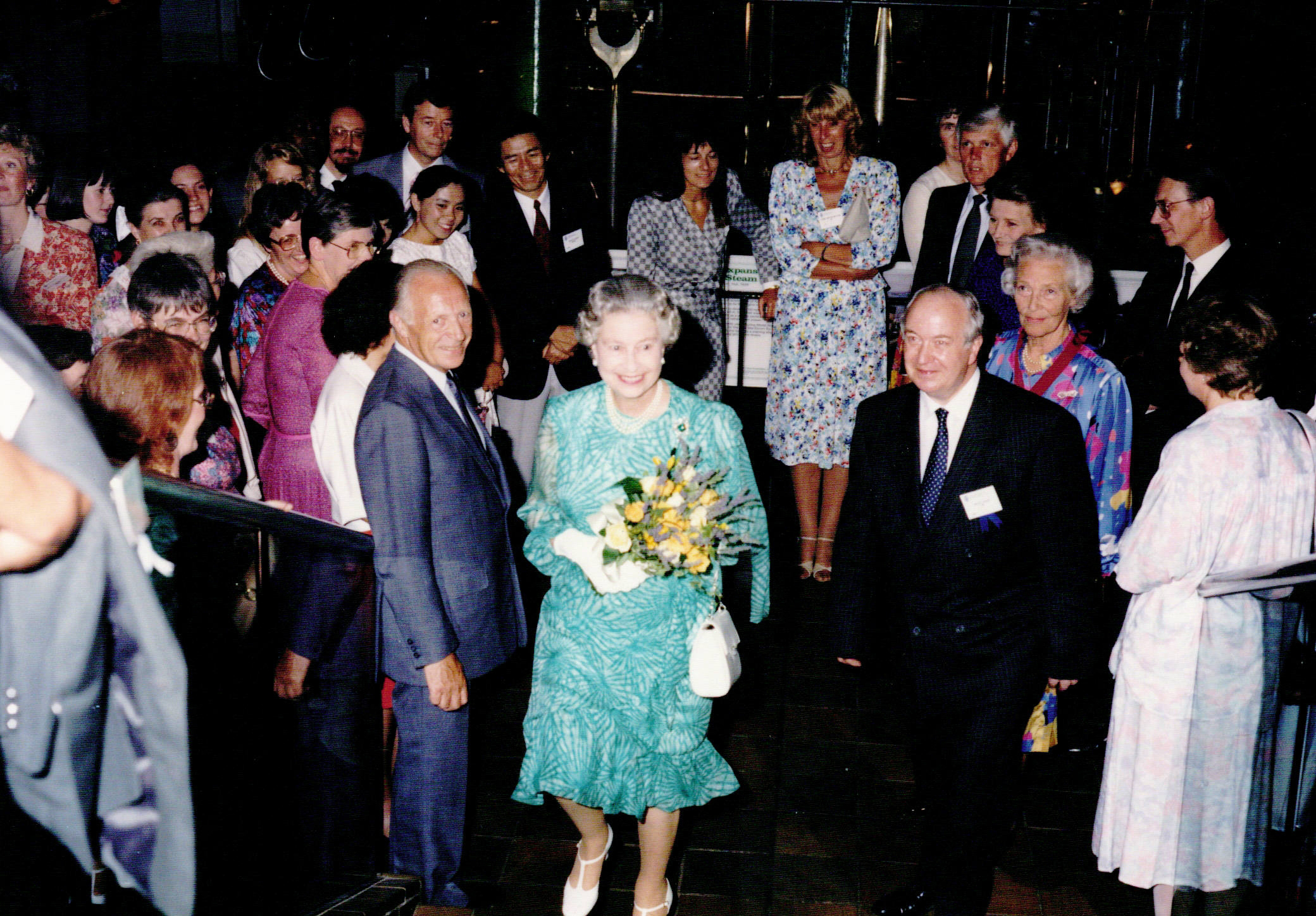 La reina Isabel II y David Teager en el congreso WCPT en 1991