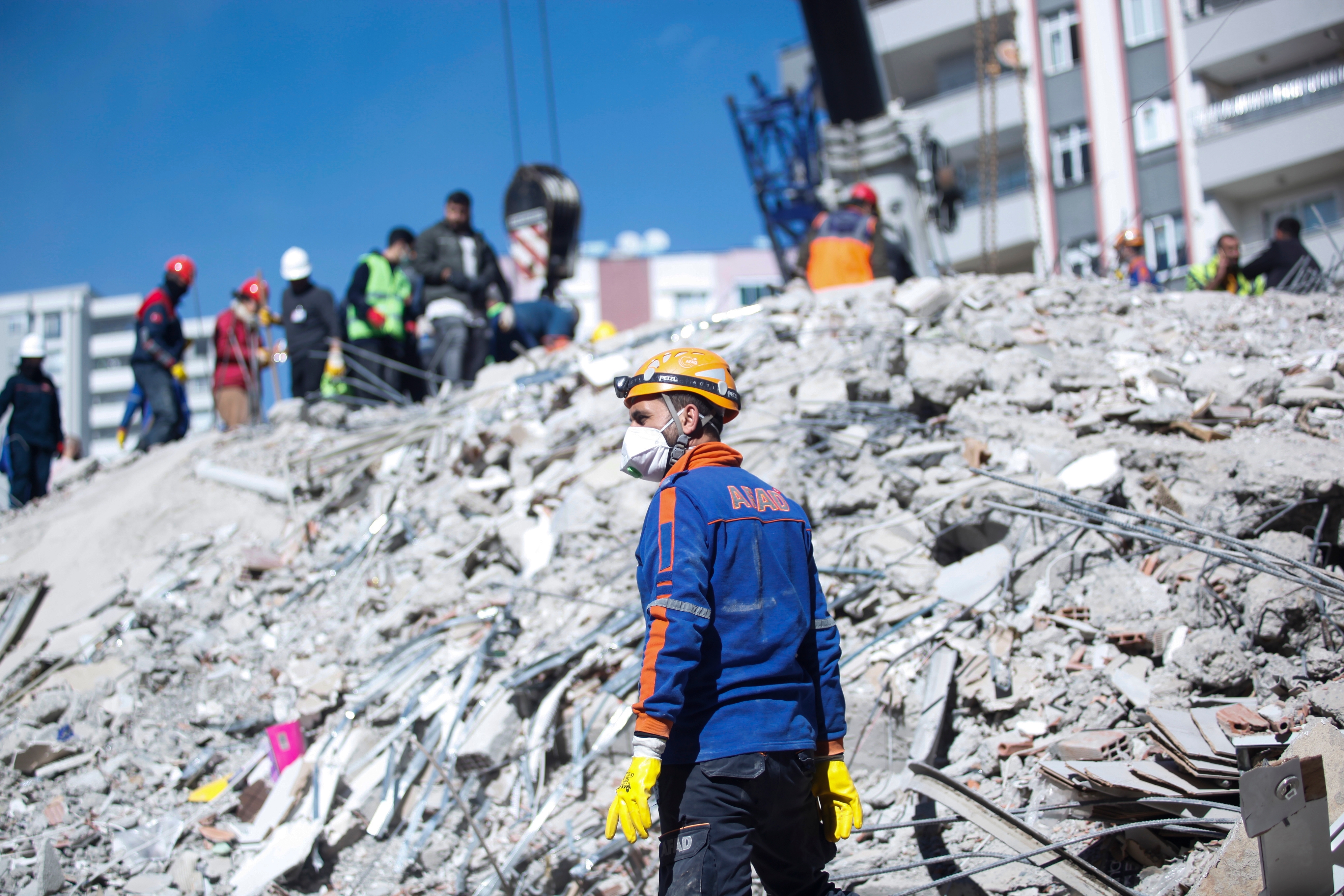 Trabajadores de rescate respondiendo a las secuelas del terremoto en Turquía
