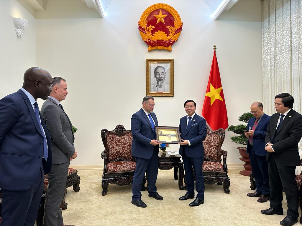 Vietnam's deputy prime minister makes a presentation to World Physiotherapy president
