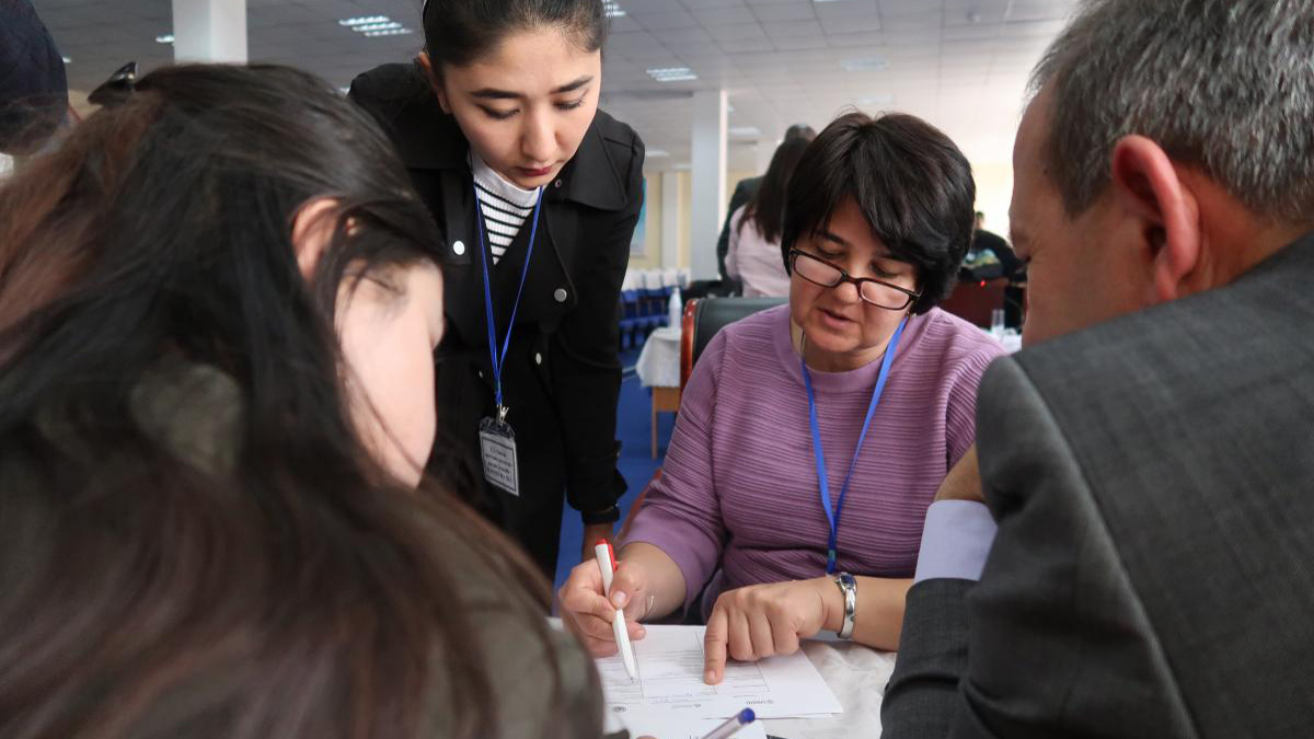 Un grupo de personas mirando un documento.