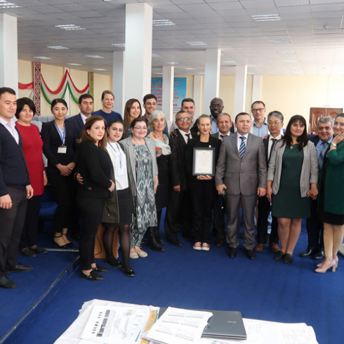 Asistentes a la reunión de partes interesadas en Tayikistán