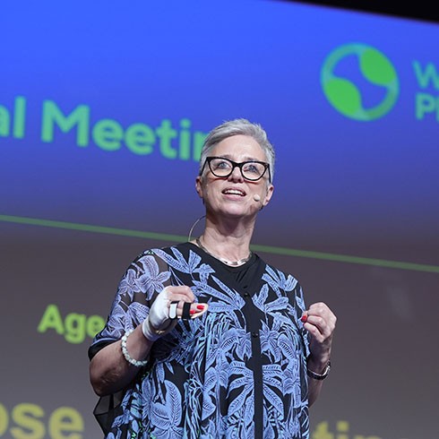 Emma Stokes, presidente mondiale di fisioterapia 2015-2023, all'assemblea generale del 2023