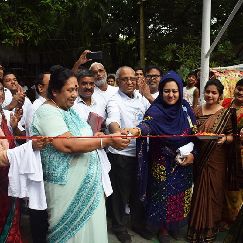 Une photographie montrant l'une des célébrations organisées par l'Association bangladaise de physiothérapie pour la Journée mondiale de la PT 2019