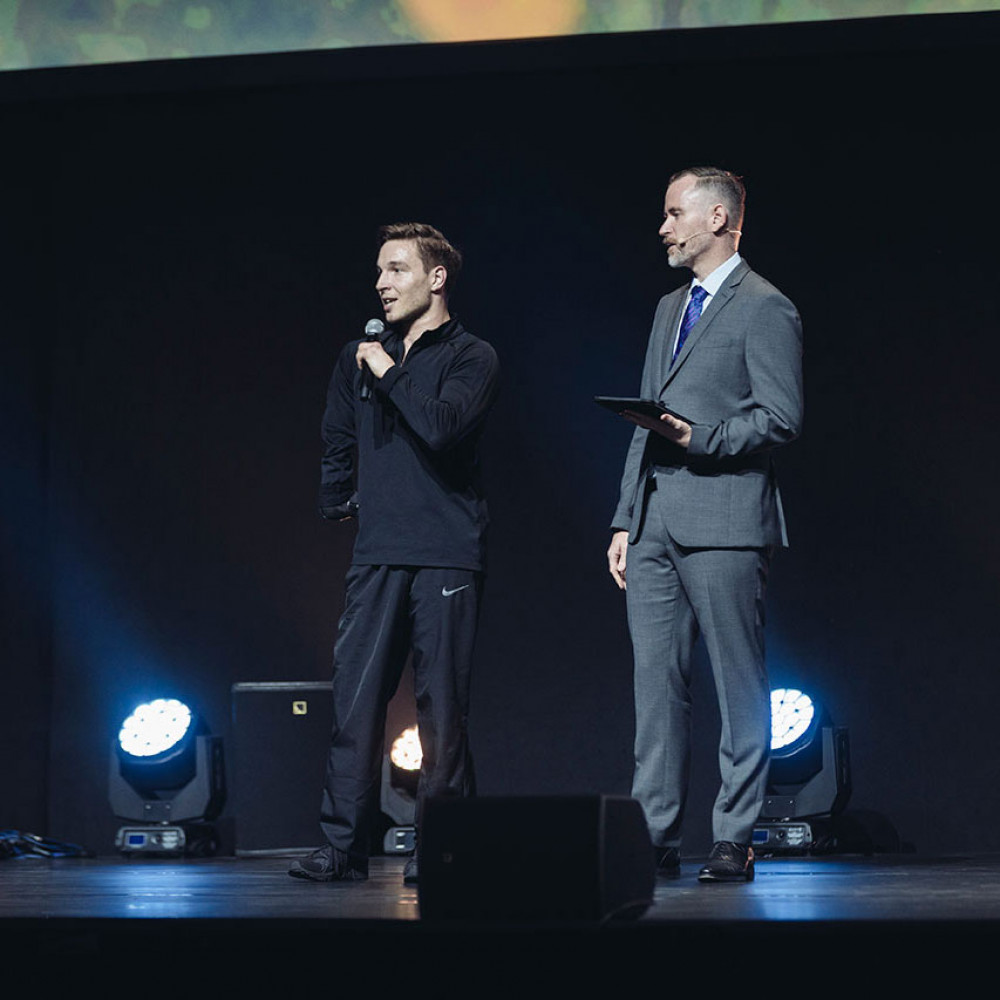 Dua pria berdiri di atas panggung