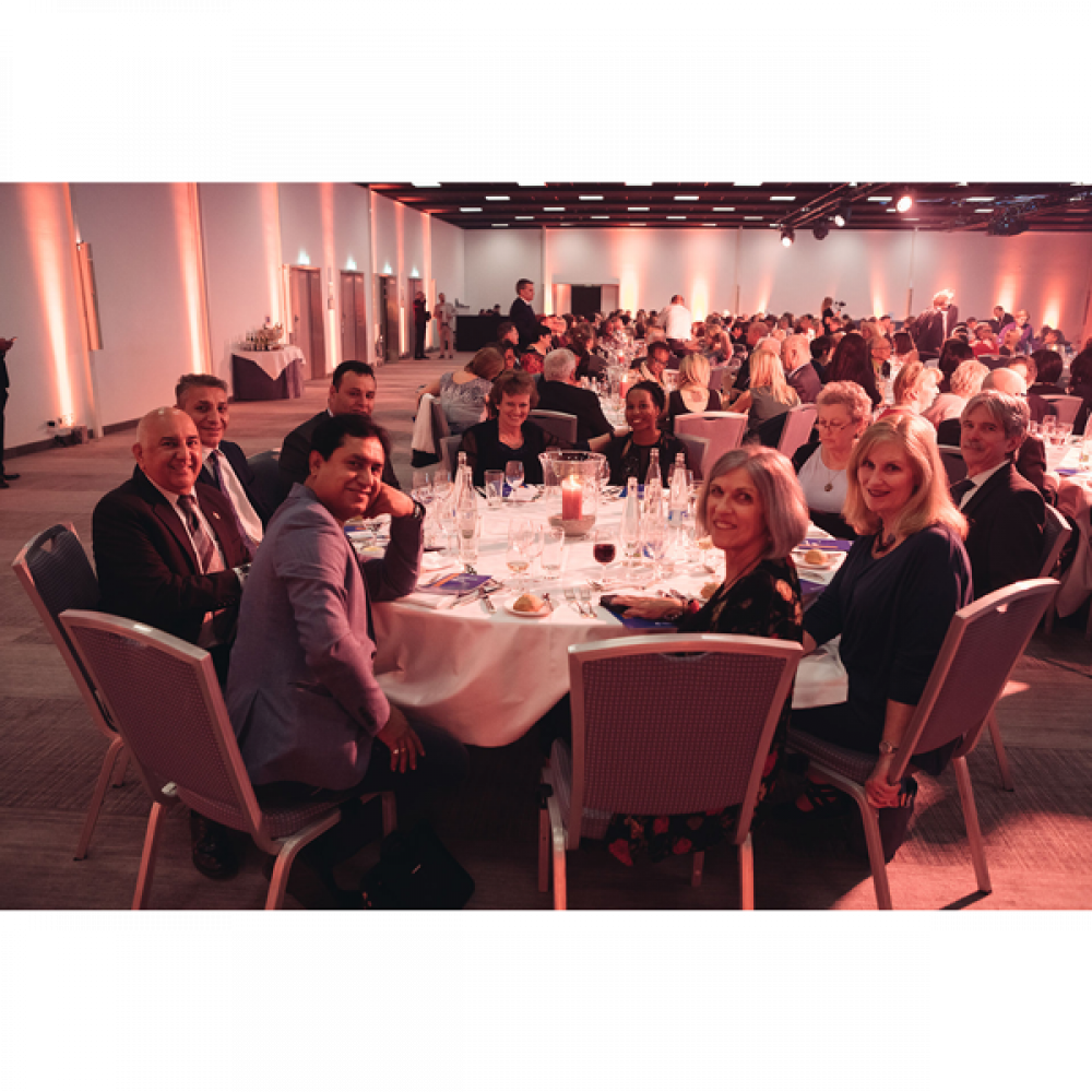 Personas sentadas alrededor de las mesas durante la Cena de Premiación