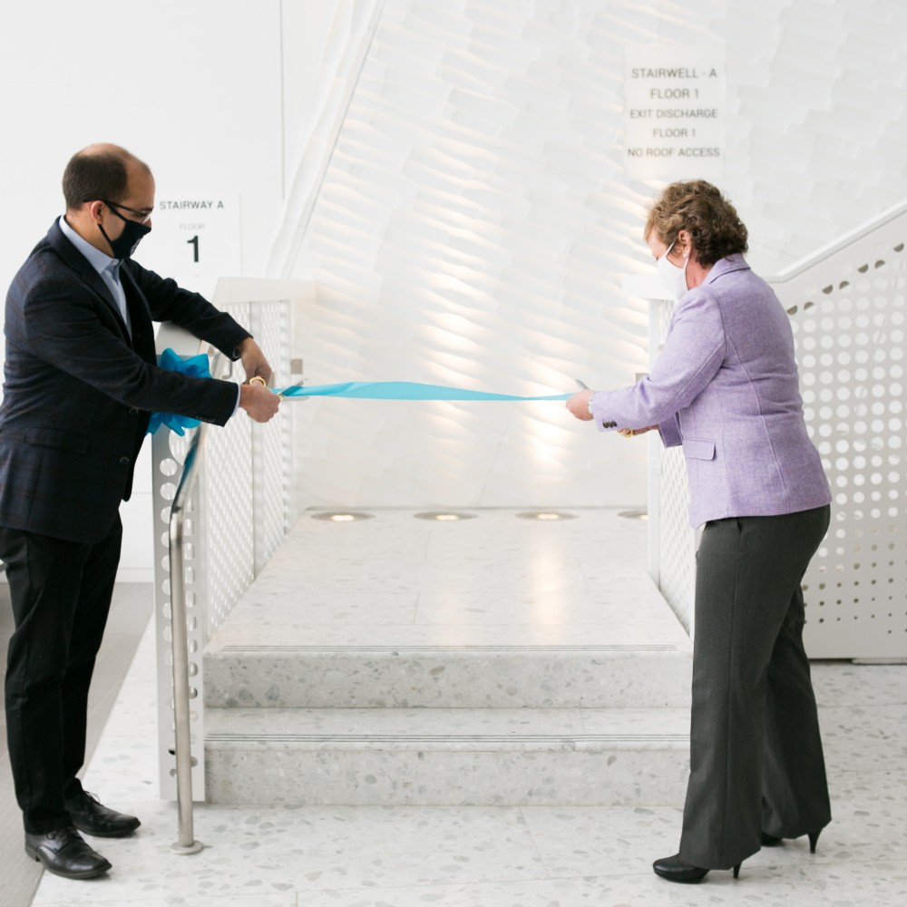 Justin Wilson, City of Alexandria Mayor, and Sharon Dunn, APTA president, cut the ribbon