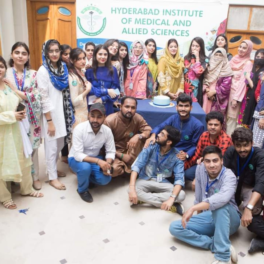 Actividades del Día Mundial del PT 2021 en el Instituto de Ciencias Médicas y Afines de Hyderabad en Sindh, Pakistán