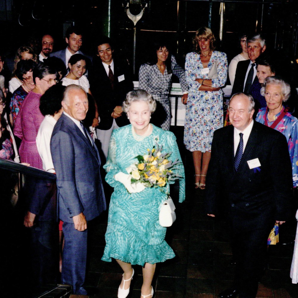 Königin Elizabeth II. und David Teager beim WCPT-Kongress 1991