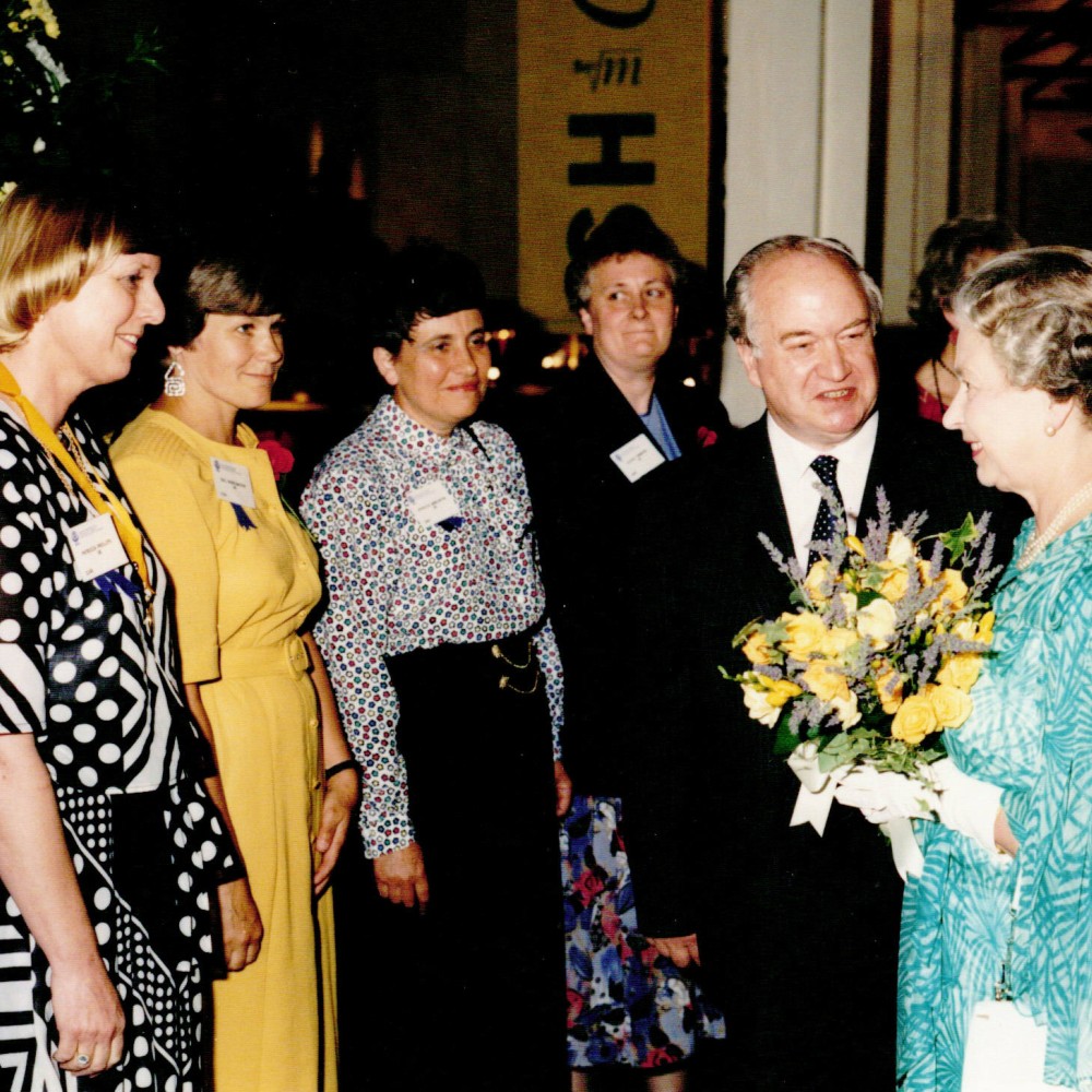 David Teager con la reina Isabel II en el congreso WCPT en 1991