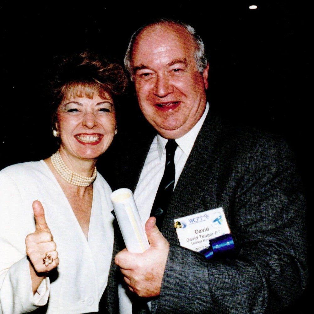 Marilyn Moffat y David Teager en el congreso WCPT en 1995