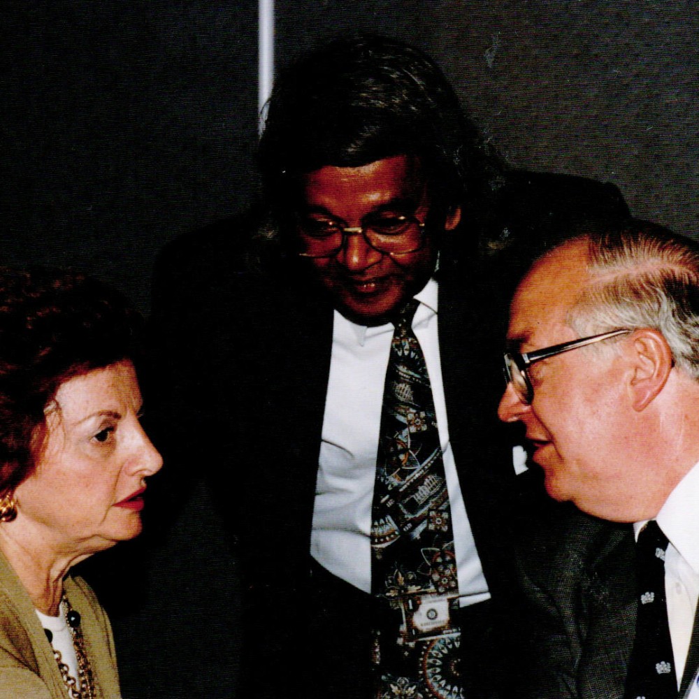 Sally Edelsberg, AJ Fernando y David Teager en la reunión general de WCPT en 1995