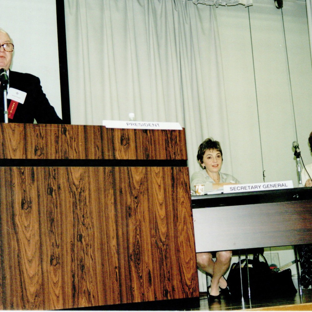 David Teager si rivolge all'assemblea generale del WCPT nel 1999