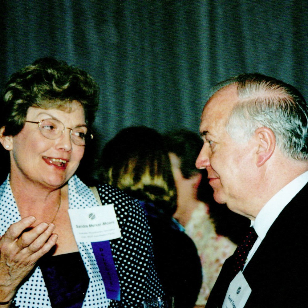 1999年のサンドラ・マーサー・ムーアとデビッド・ティーガー