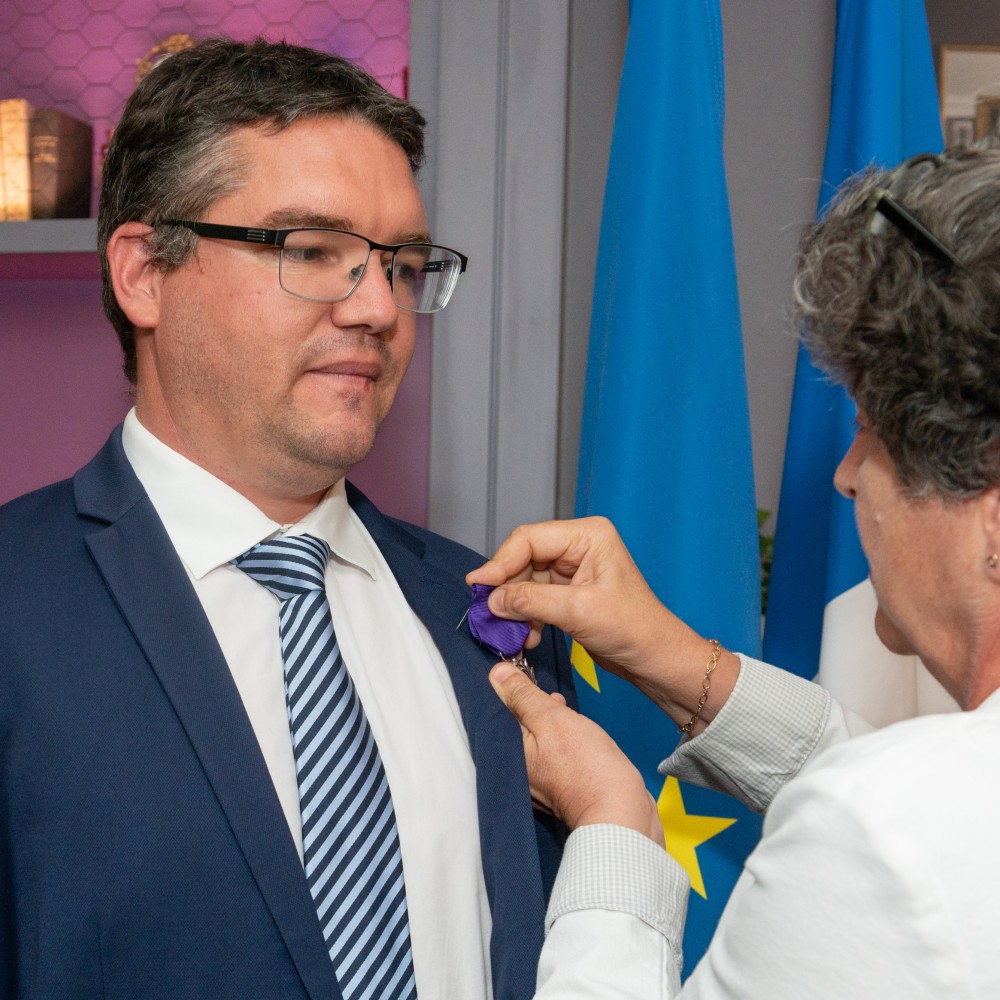 Nicolas Pinsault menerima Knight of the Order of Academic Palms