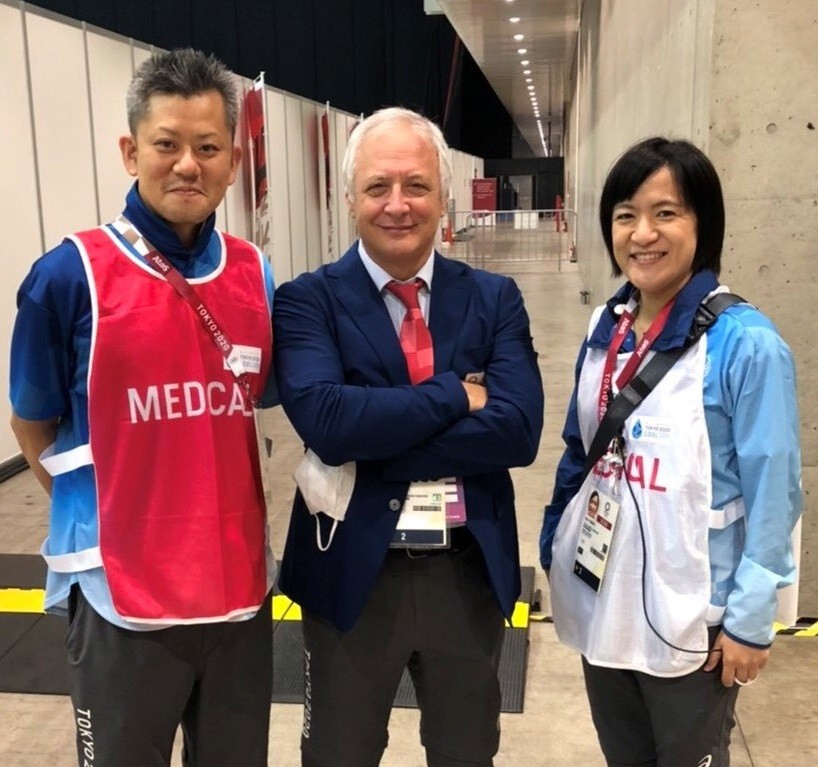 El fisioterapeuta japonés Takayuki Suzuki, izquierda, con Antonio Fiore, centro, y la supervisora ​​médica de atletas Anna Tomori, derecha