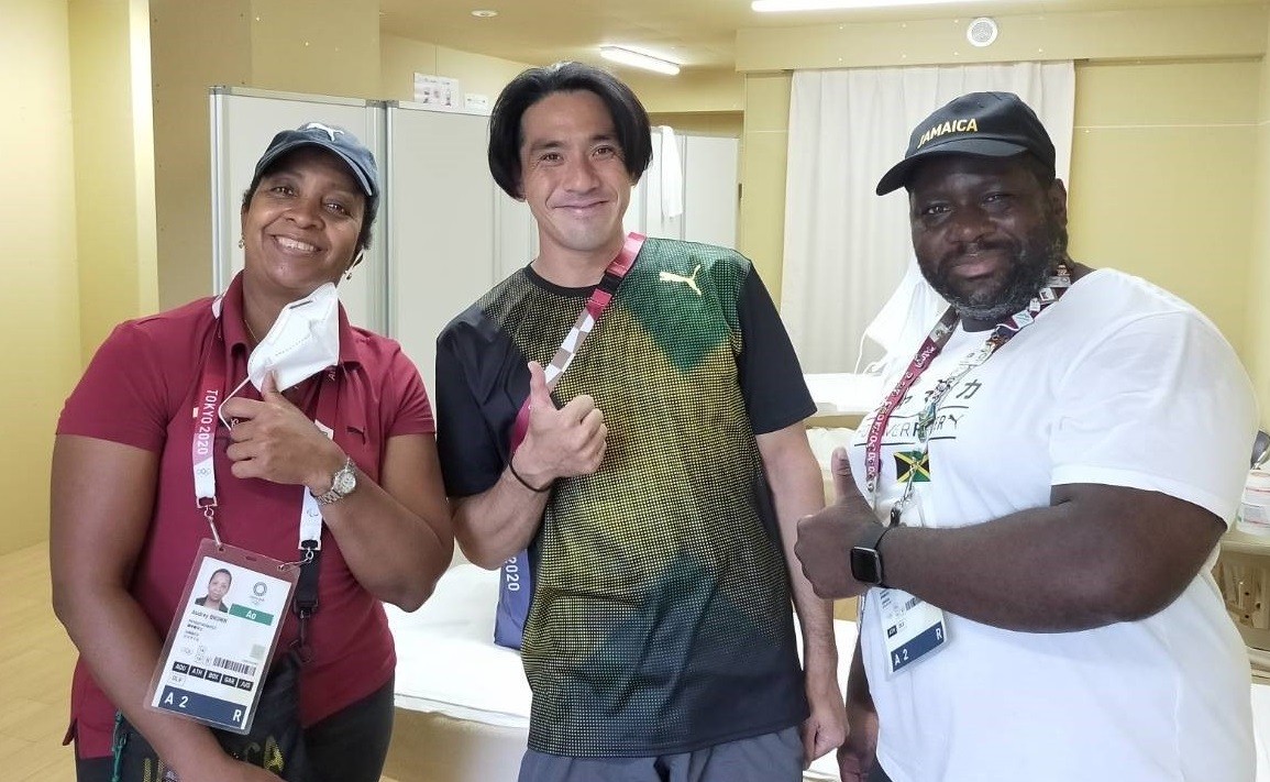 Fisioterapis Jepang Masaki Nonoyama, tengah, dengan anggota tim Olimpiade Jamaika