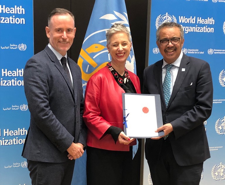 Jonathon Kruger et Emma Stokes avec Tedros Adhanom Ghebreyesus, directeur général de l'OMS