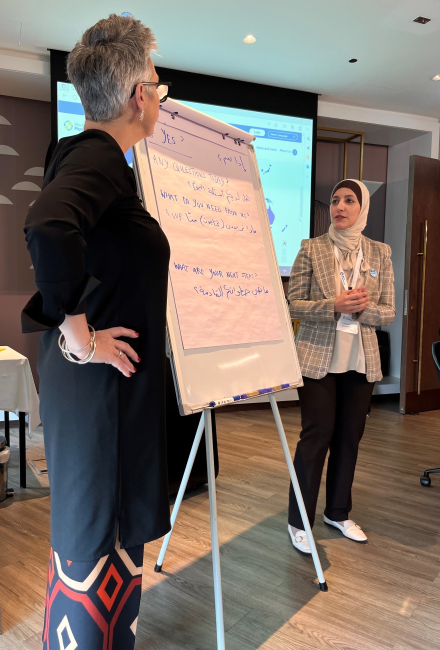 Emma Stokes e Alia Alghwiri presentes na reunião