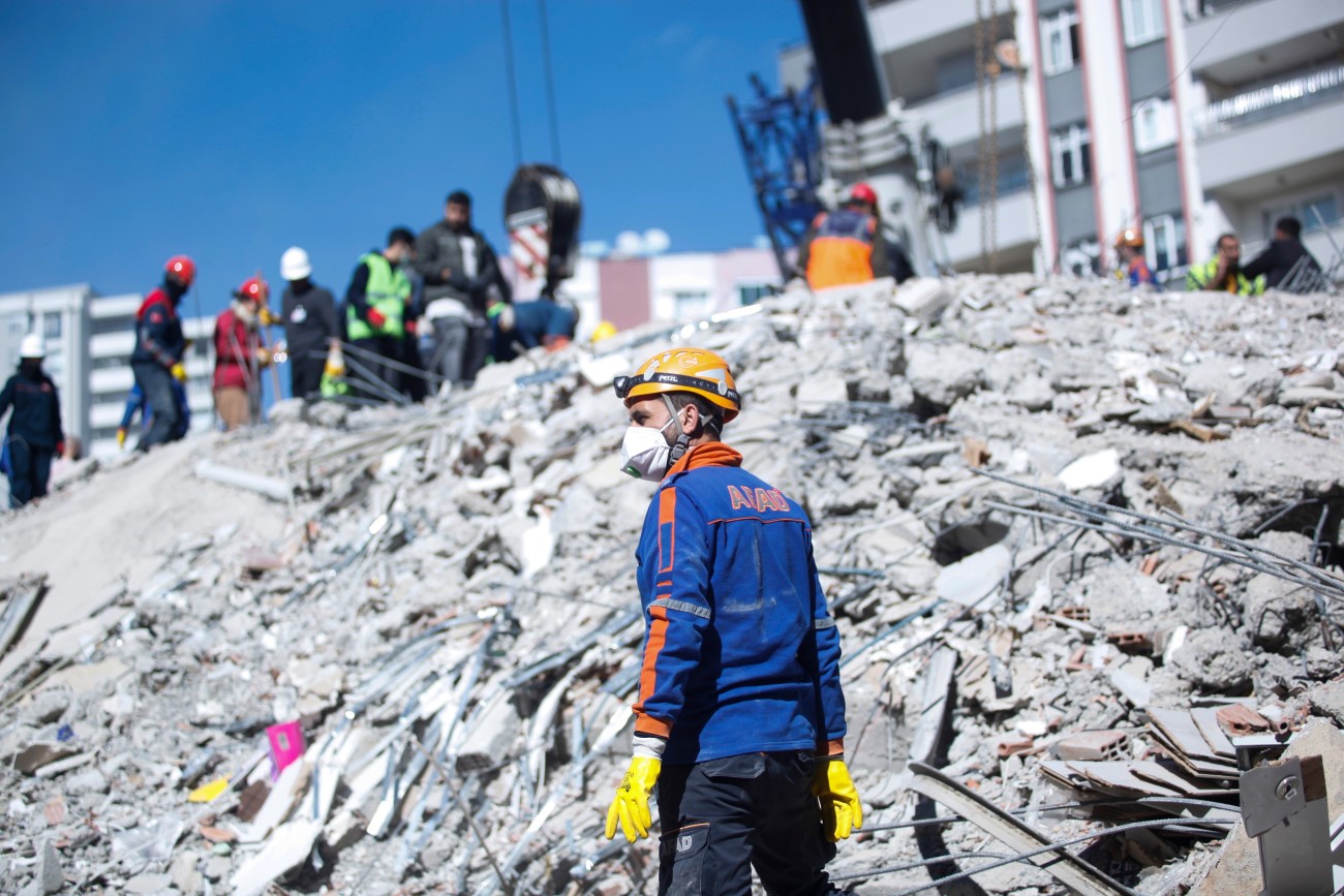 Petugas penyelamat menanggapi setelah gempa bumi di Turki