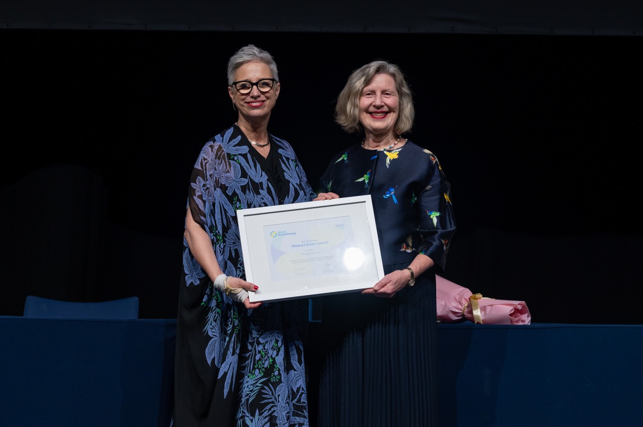 Margot Skinner reçoit le prix Mildred Elson des mains d'Emma Stokes