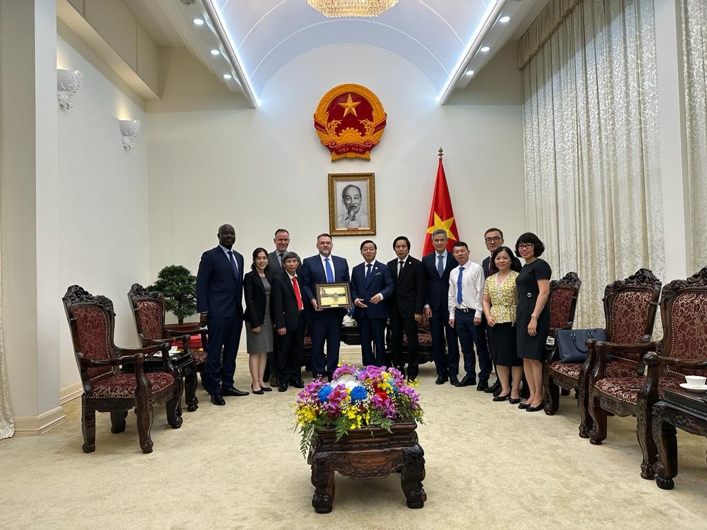 Vertreter der World Physiotherapy und der Vietnam Physical Therapy Association treffen sich mit dem stellvertretenden Premierminister Vietnams