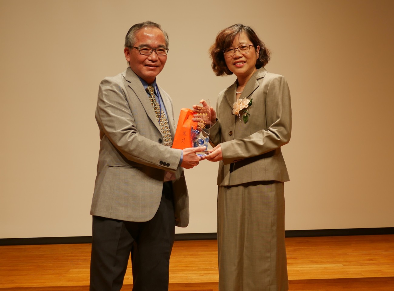 Suh-Fang Jeng neemt de Lily Huang Award in ontvangst