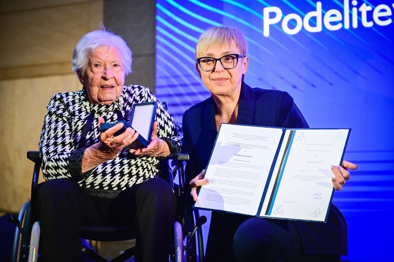 Nataša Pirc Musar presents an award to Marija Kandus