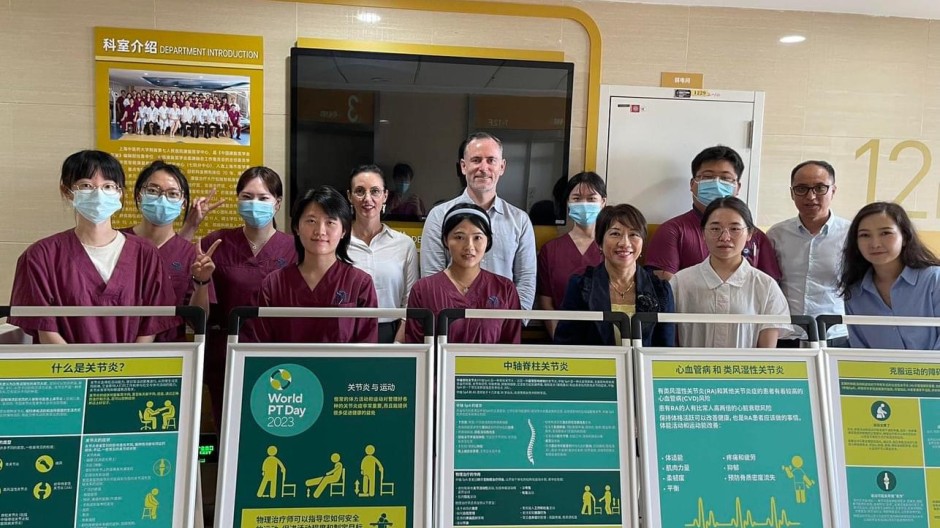 Die Mitarbeiter der Weltphysiotherapie feiern im September 2023 den Welt-PT-Tag in China