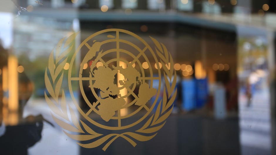 Photo du panneau des Nations Unies sur une porte
