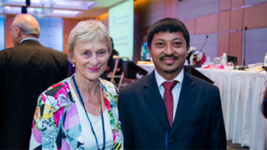 Gillian Webb e Nishchal Shakya all'assemblea generale del WCPT 2015 a Singapore
