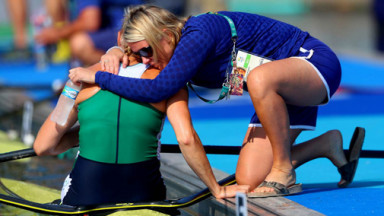 Sarah-Jane McDonnell memeluk pendayung Sanita Puspure, setelah finis keempat di semifinal Olimpiade