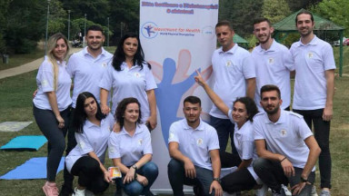 Foto zeigt eine Feier im Kosovo zum Welt-PT-Tag 2019
