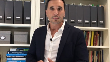 صورة ثابتة من فيديو مع رسالة من رئيس الجمعية الإسبانية لأخصائيي العلاج الطبيعي