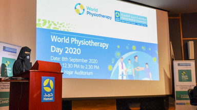 Fotografia de um discurso do Chefe de Fisioterapia da Hamad Medical Corporation no Dia Mundial do PT
