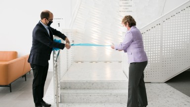 Justin Wilson, City of Alexandria Mayor, and Sharon Dunn, APTA president, cut the ribbon