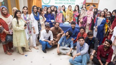 Actividades del Día Mundial del PT 2021 en el Instituto de Ciencias Médicas y Afines de Hyderabad en Sindh, Pakistán
