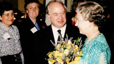 1991 年にエリザベス XNUMX 世女王とデビッド ティーガー