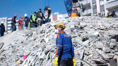 トルコの地震の余波に対応する救助隊員