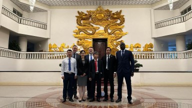 Representantes de la Asociación Mundial de Fisioterapia y la Asociación de Fisioterapia de Vietnam