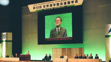 Photo of Isao Nara speaking at WCPT Congress in Japan in 1999