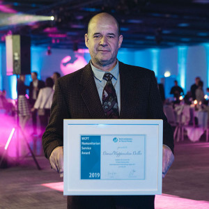 Daniel Wappenstein Deller memegang Penghargaan Layanan Kemanusiaan